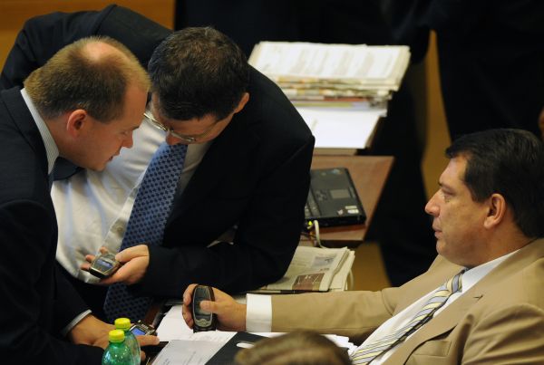 Jiří Paroubek, Michal Hašek a Lubomír Zaorálek mají starost navíc.