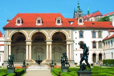 Malostranský klenot. Otevřená monumentální stavba Sala Terrena je dominantou Valdštejnské zahrady, kterou nechal v první půli 17. století vybudovat úspěšný vojevůdce Albrecht z Valdštejna. Malostranský klenot. Otevřená monumentální stavba Sala Terrena je dominantou Valdštejnské zahrady, kterou nechal v první půli 17. století vybudovat úspěšný vojevůdce Albrecht z Valdštejna.