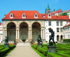 Malostransk&yacute; klenot. Otevřen&aacute; monument&aacute;ln&iacute; stavba Sala Terrena je dominantou Vald&scaron;tejnsk&eacute; zahrady, kterou nechal v prvn&iacute; půli 17. stolet&iacute; vybudovat &uacute;spě&scaron;n&yacute; vojevůdce Albrecht z Vald&scaron;tejna.