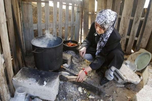 Palestinka bez př&iacute;stře&scaron;&iacute; v Bejt Lah&iacute;ji na severu gazy.