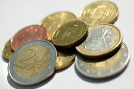 Zatímco počet odpůrců stagnuje, příznivců eura je stále více.
