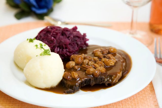 Rheinischer sauerbraten se původně připravovala z koňského masa. Rheinischer sauerbraten se původně připravovala z koňského masa.