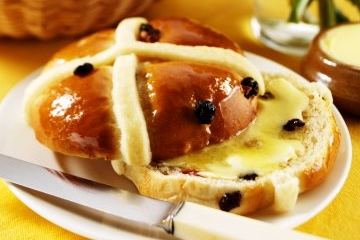Britské hot cross buns připomínají tradiční mazanec.