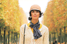 Francouzkám to ladí i s podzimním listím. Blog The Sartorialist.