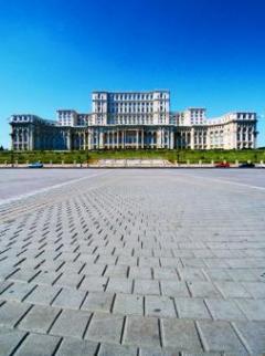 Vět&scaron;&iacute; je jen Pentagon. Bukure&scaron;ťsk&yacute; pal&aacute;c je po americk&eacute;m Pentagonu druhou největ&scaron;&iacute; budovou na světě.