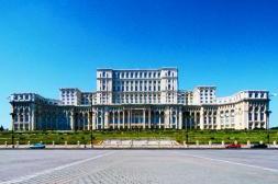 Větší je jen Pentagon. Bukurešťský palác je po americkém Pentagonu druhou největší budovou na světě. Větší je jen Pentagon. Bukurešťský palác je po americkém Pentagonu druhou největší budovou na světě.