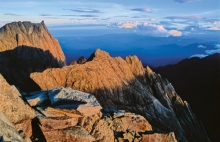 Vrchol hory Kinabalu prý hlídají draci.