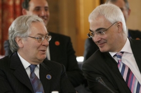 Mervyn King (vlevo) a Alistair Darling.
