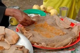 Etiopská specialita - nakyslá placka injera. Etiopská specialita - nakyslá placka injera.