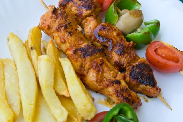 Syrská specialita shish taouk. Syrská specialita shish taouk.