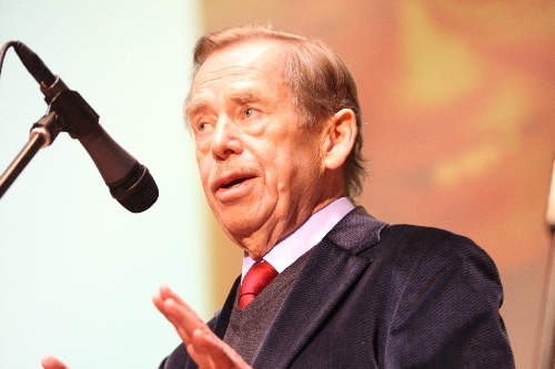 Havel si chtěl v reklamě zahrát, nemoc mu to ale nedovolila. Havel si chtěl v reklamě zahrát, nemoc mu to ale nedovolila.