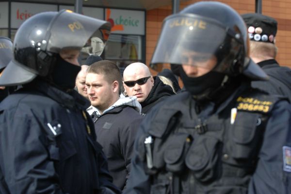 Policejní manévry v Plzni. Účet za pochod neonacistů bude vysoký.