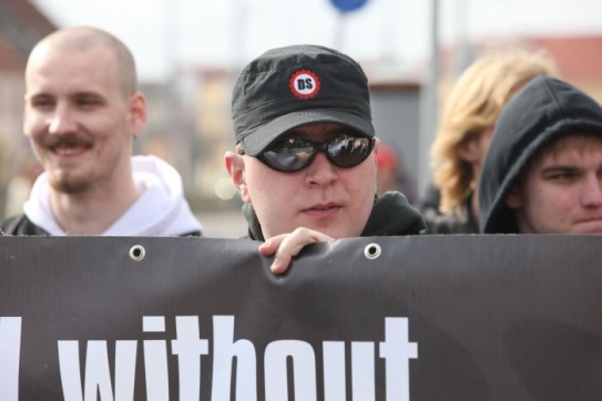 Demonstrant z Dělnické strany.