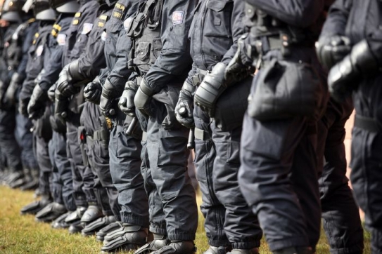 Policisté se šikují.