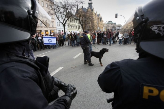 Policejní psi se bouřili.