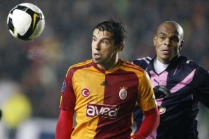 Milan Baro&scaron; (vlevo), &uacute;točn&iacute;k fotbalistů Galatasaraye Istanbul.