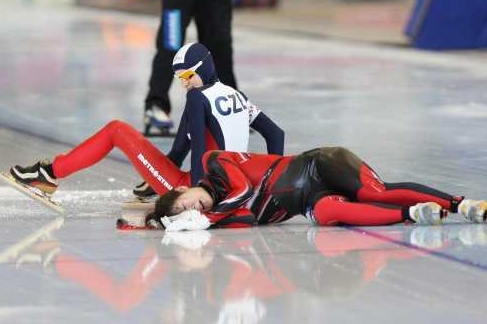 Martina Sáblíková se sbírá z ledu po střetu s Japonkou. Martina Sáblíková se sbírá z ledu po střetu s Japonkou.