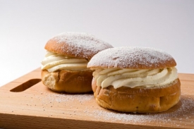 Švédskou specialitou jsou fettisdagsbullar semlor.