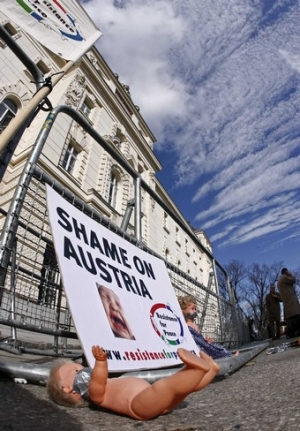 Protesty před soudní budouvou v Dolním Rakousku.