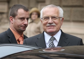 Prezident Václav Klaus u Ústavního soudu.