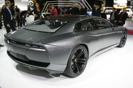 Lamborghini Estoque měl b&yacute;t r&aacute;znou odpověd&iacute; na chystan&eacute; sportovn&iacute; limuz&iacute;ny Aston Martin Rapide a Porsche Panamera. Konkurenti nyn&iacute; mohou b&yacute;t klidn&iacute;.
