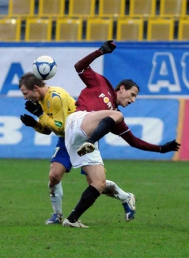 Igor Žofčák ze Sparty fauluje Tomáše Vondráška z Teplic (vlevo).