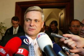 Vlastimil Tlust&yacute; nab&aacute;d&aacute; nezařazen&eacute;, aby hlasovali s n&iacute;m proti vl&aacute;dě.