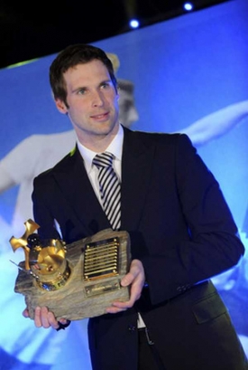 Petr Čech s korunou pro krále českých fotbalistů.