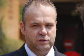 Krejčířovi hrozí možné vyhoštění z JAR. Krejčířovi hrozí možné vyhoštění z JAR.