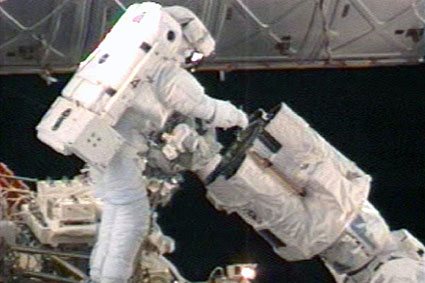 Astronaut Richard Arnold připravuje robotické rameno.