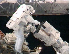 Astronaut Richard Arnold připravuje robotické rameno.