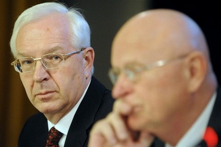 Václav Pačes (vpravo) a nastupující předseda Akademie věd Jiří Drahoš.