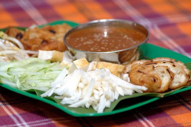 Salát rojak může být zeleninový, ovocný i kombinovaný. Salát rojak může být zeleninový, ovocný i kombinovaný.