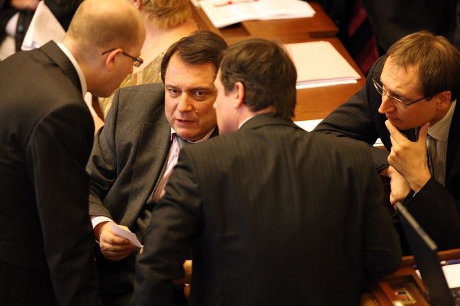 Jiří Paroubek se svými kolegy ladí strategii před hlasováním.