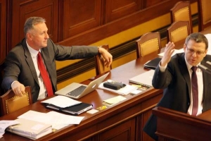 Tlak na oslabení koruny může vyvolat pád Topolánkovy vlády