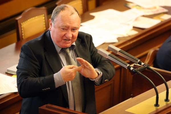 Důstajné gratulace, žádné oslavy. Důstajné gratulace, žádné oslavy.