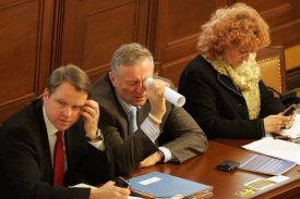 Koruna zatím reaguje na pád vlády oslabením.