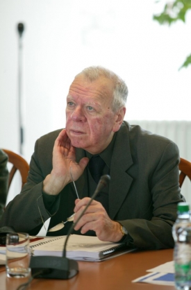 Milan Uhde podpořil kolegu Voráče, hlasoval proti květnové volbě.