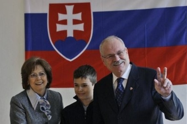 Gasparovič s manželkou ve volební místnosti.