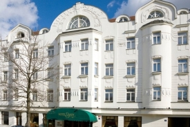 V lobby baru hotelu Savoy se loni domlouvala volba hlavy státu.