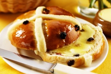 Velikonoční specialitou Anglie jsou hot cross buns. Velikonoční specialitou Anglie jsou hot cross buns.