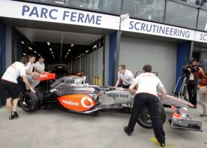 Monopost stáje McLaren.