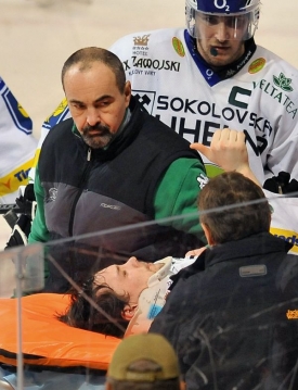 Ondřej Němec opouští na nosítkách ledovou plochu.