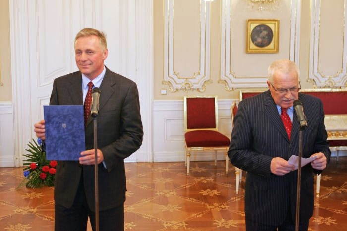 Premiér Topolánek předal demisi do rukou prezidenta Klause.