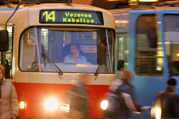 Věnek Fořt chtěl opilý v tramvaji okrást ženu. Věnek Fořt chtěl opilý v tramvaji okrást ženu.