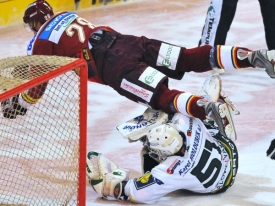 Lukáš Mensator řešil v utkání spoustu zapeklitých situací. Lukáš Mensator řešil v utkání spoustu zapeklitých situací.