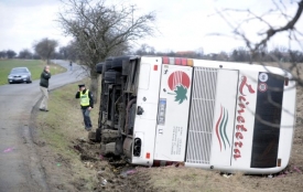 Na silnici mezi Nupaky a Čestlicemi havaroval patrov&yacute; autobus.