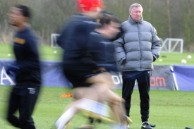 Sir Alex Ferguson při tr&eacute;ninku Manchesteru United.
