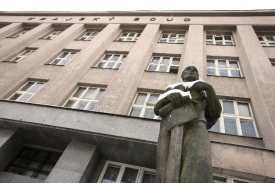 Hradeck&yacute; soud nakonec muži vyměřil m&iacute;sto dvan&aacute;cti let pouze pět.