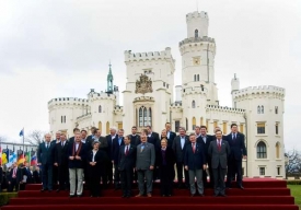 Diplomaty Schwarzenberg obdaroval svetry a slivovicí proti zimě.